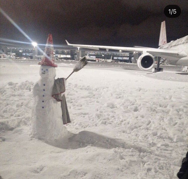 زشتی و زیبایی استانبول بعد از بارش بی‌سابقه برف در این کشور | از زیبایی یک پدر بهشتی تا پیاده‌روی مسافران در باند فرودگاه!
