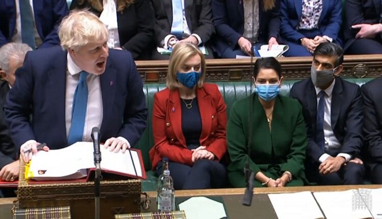 تصاویر برگزیده روز | وقتی موهای ملکه الیزابت دوم را از ته تراشیدند!