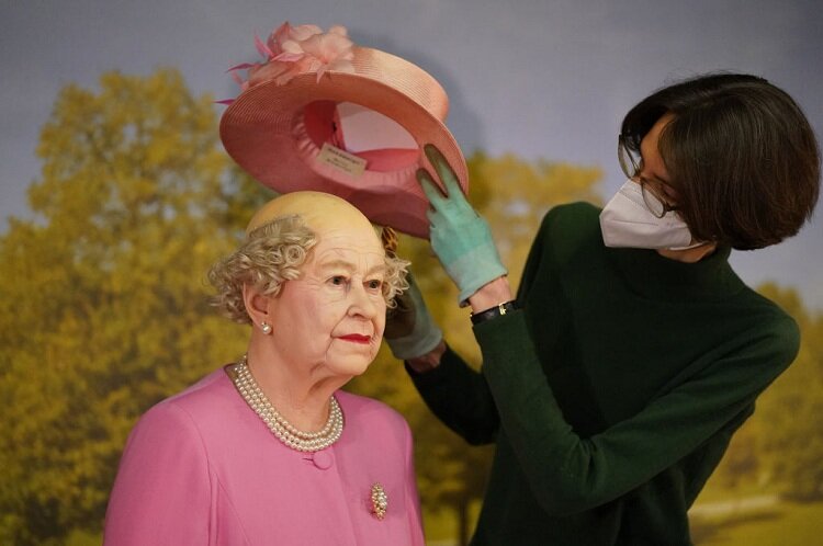 تصاویر برگزیده روز | وقتی موهای ملکه الیزابت دوم را از ته تراشیدند!