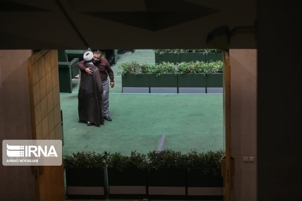 تصاویر | از گوش دادن احتمالی نادری و دوستانش به فایل صوتی جنجالی تا گفتوگوی تلفنی قالیباف با گوشی نماینده دیگر و دورهمیها