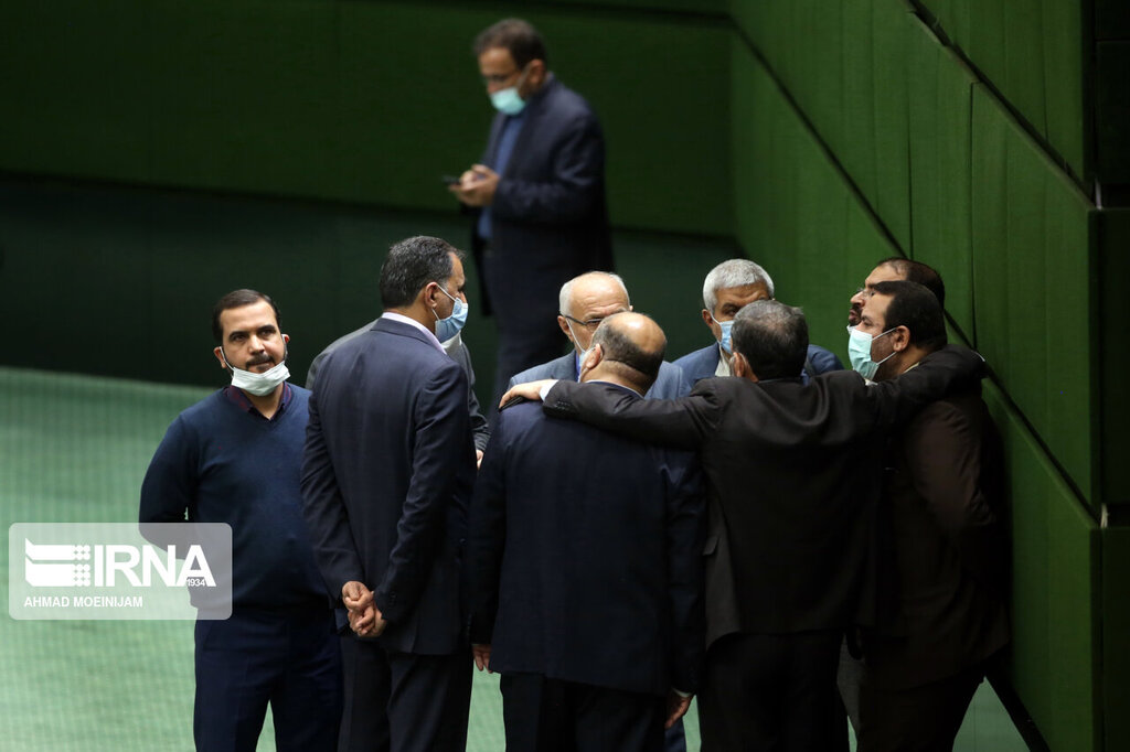 تصاویر | از گوش دادن احتمالی نادری و دوستانش به فایل صوتی جنجالی تا گفتوگوی تلفنی قالیباف با گوشی نماینده دیگر و دورهمیها