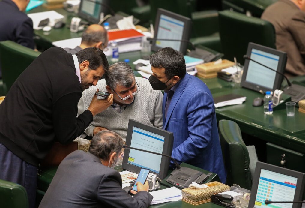 تصاویر | از گوش دادن احتمالی نادری و دوستانش به فایل صوتی جنجالی تا گفتوگوی تلفنی قالیباف با گوشی نماینده دیگر و دورهمیها