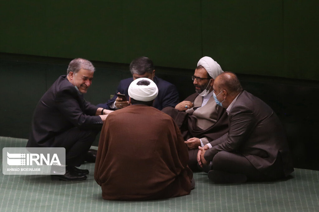 تصاویر | از گوش دادن احتمالی نادری و دوستانش به فایل صوتی جنجالی تا گفتوگوی تلفنی قالیباف با گوشی نماینده دیگر و دورهمیها