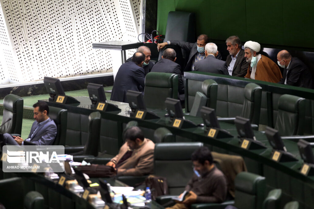 تصاویر | از گوش دادن احتمالی نادری و دوستانش به فایل صوتی جنجالی تا گفتوگوی تلفنی قالیباف با گوشی نماینده دیگر و دورهمیها