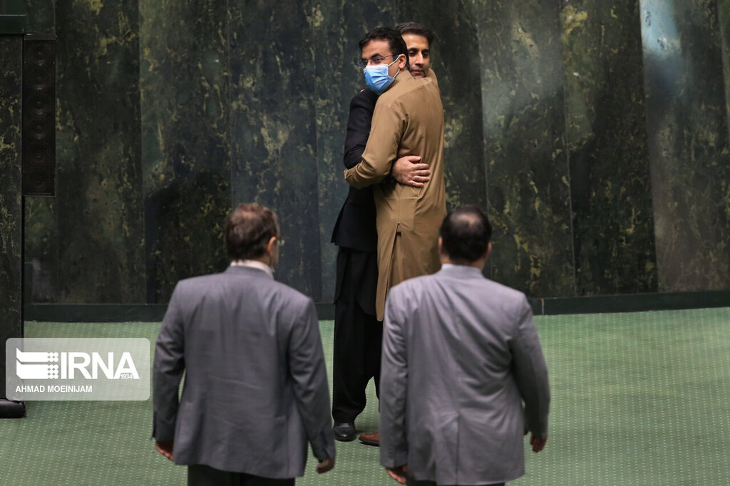 تصاویر | از گوش دادن احتمالی نادری و دوستانش به فایل صوتی جنجالی تا گفتوگوی تلفنی قالیباف با گوشی نماینده دیگر و دورهمیها