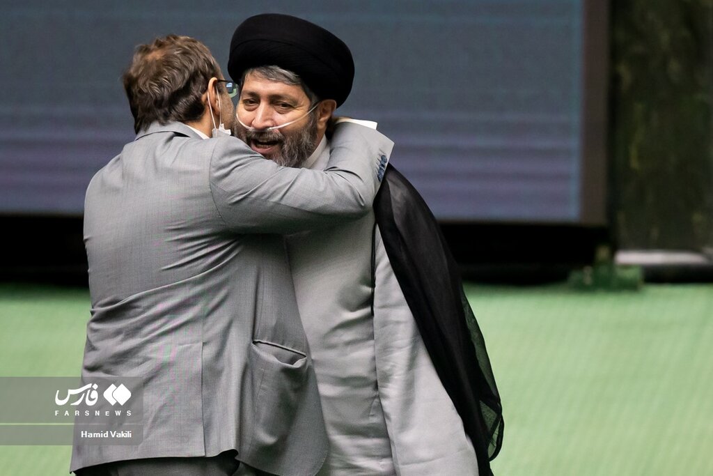 تصاویر | از گوش دادن احتمالی نادری و دوستانش به فایل صوتی جنجالی تا گفتوگوی تلفنی قالیباف با گوشی نماینده دیگر و دورهمیها