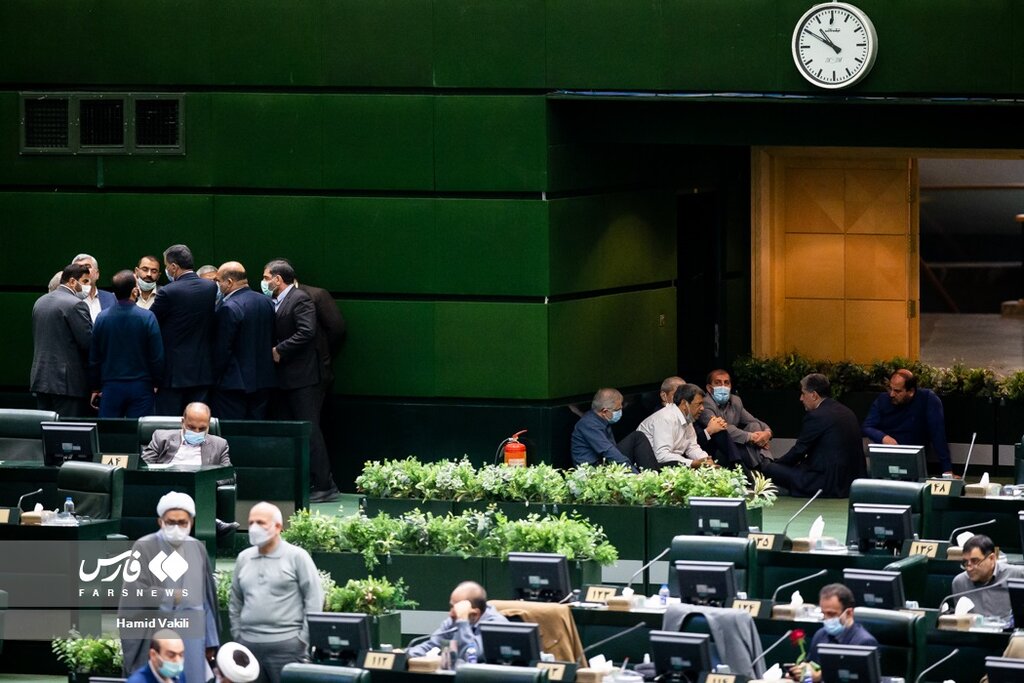 تصاویر | از گوش دادن احتمالی نادری و دوستانش به فایل صوتی جنجالی تا گفتوگوی تلفنی قالیباف با گوشی نماینده دیگر و دورهمیها