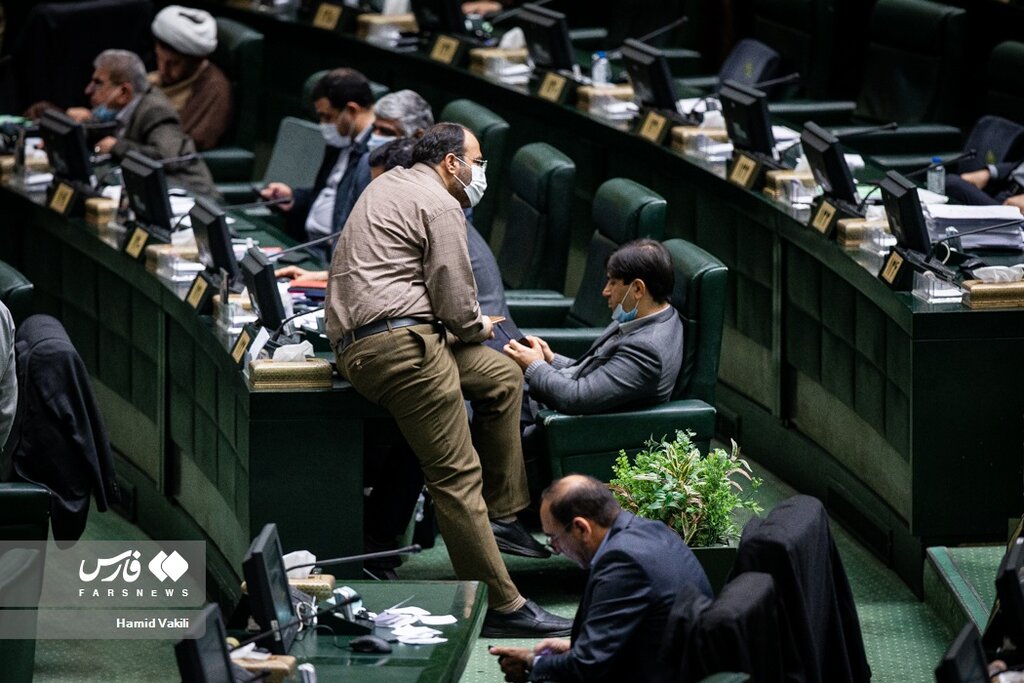 تصاویر | از گوش دادن احتمالی نادری و دوستانش به فایل صوتی جنجالی تا گفتوگوی تلفنی قالیباف با گوشی نماینده دیگر و دورهمیها