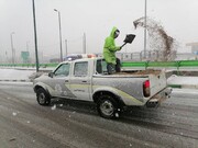 آماده‌باش نیروهای شهرداری به دلیل بارش برف | مردم برای دریافت کیسه شن با ۱۳۷ تماس بگیرند
