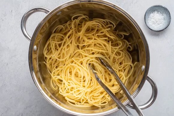 طرز تهیه مرغ و پنیر ساده با اسپاگتی | غذایی خوشمزه با دستور پخت آسان