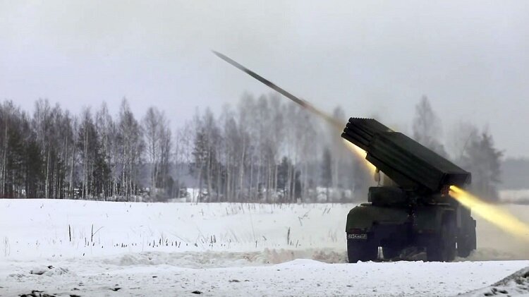 تصاویر برگزیده روز | از رزمایش سنگین روسیه در مرز اوکراین تا روبات آشپز چینی