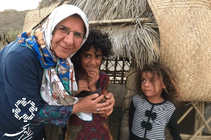 نیکوکاری از غرب تهران تا نقطه صفر مرزی | کودک سیستانی دربغل خواهر شهید تندگویان