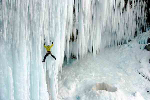 ببینید | یخنورد ایرانی برای نخستین بار قهرمانی جهان را از روس‌ها گرفت | سرعت شگفت‌انگیز بهشتی‌راد روی دیواره یخ