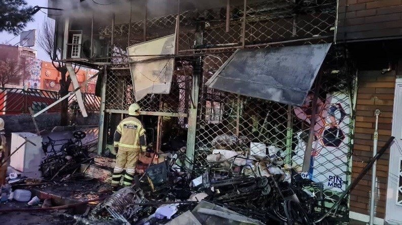 ببینید | آتش‌سوزی در فروشگاه تجهیزات پزشکی در تهران | حبس مرگبار پسر جوان میان شعله‌های آتش