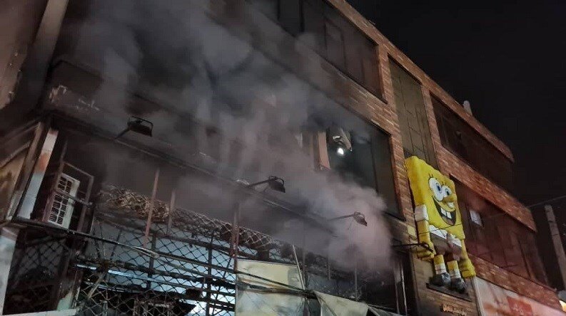 ببینید | آتش‌سوزی در فروشگاه تجهیزات پزشکی در تهران | حبس مرگبار پسر جوان میان شعله‌های آتش