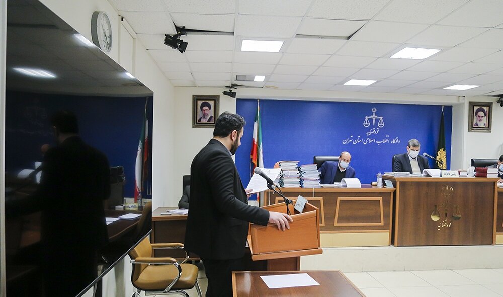 تصویر طبیعت و مادر به جای اسناد ترخیص ! | اعترافات عجیب درباره شیوههای پرداخت رشوه در دادگاه کروز | مسئولان در خروجی گمرک هدیه میگرفتند