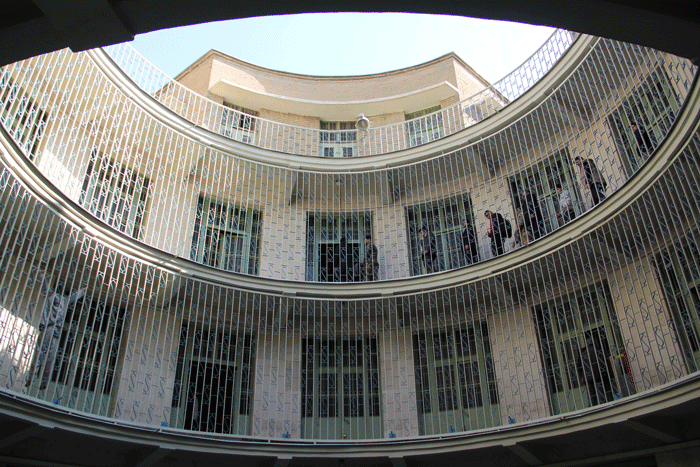 گشتی در موزه عبرت با یک زندانی سیاسی | روایتگر «سمفونی درد» را بشناسید |۲۵۰ روز در مخوفترین زندان شاه چگونه گذشت؟