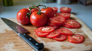 معجزه گوجه فرنگی برای پوست | ۱۲ روش برای تهیه ماسک گوجه فرنگی