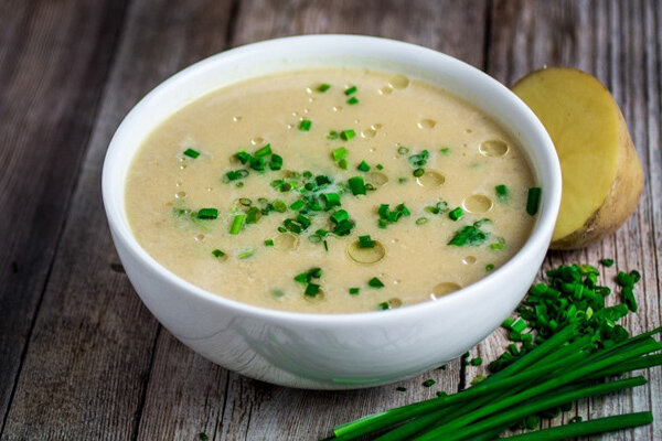 طرز تهیه سوپ ساده فرانسوی خامهای با تره فرنگی و سیب زمینی