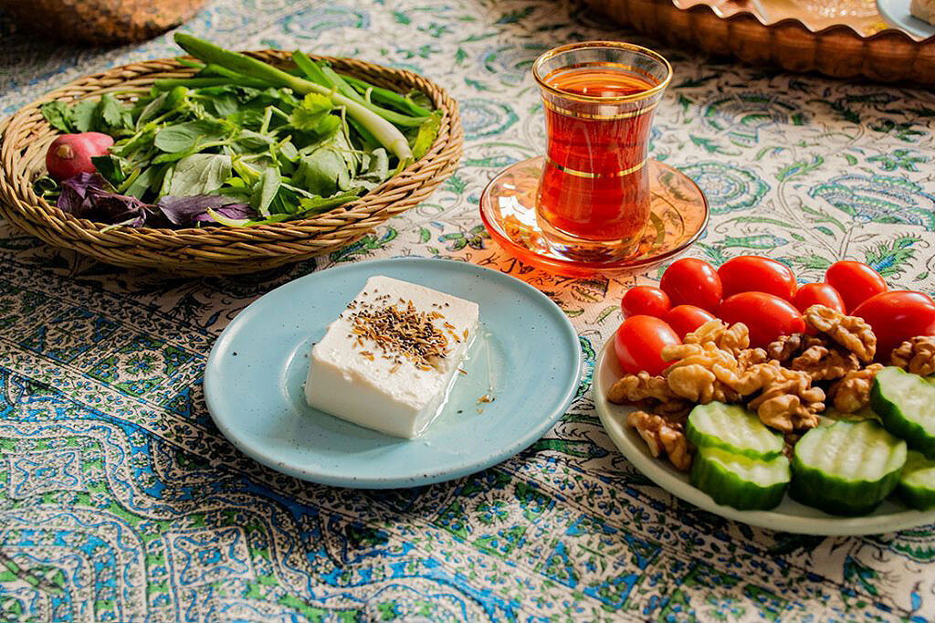 iranian breakfast - صبونه - صبحانه - صبحانه ایرانی - تغذیه - نان و پنیر و گوجه