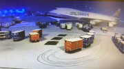 ببینید | لحظه لیز خوردن هواپیمای باری روی برف باند فرودگاه