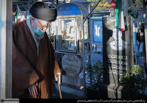 تصاویر | جزئیاتی از حضور رهبر انقلاب در بهشت زهرا