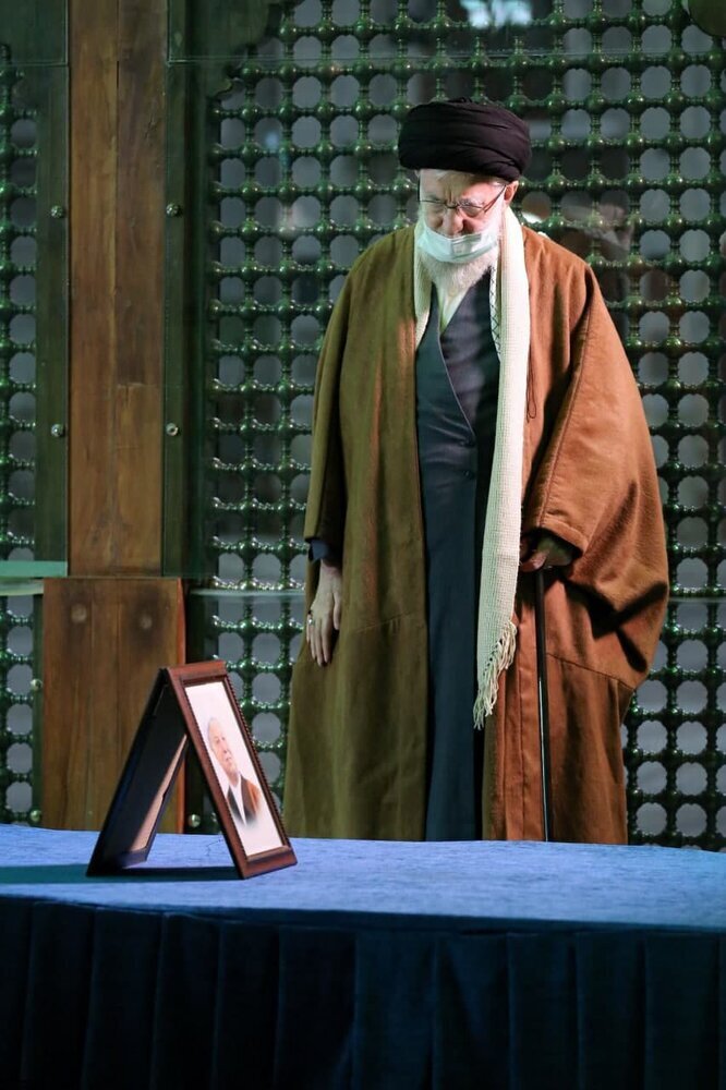 عکس | رهبر انقلاب بر سر مزار آیت الله هاشمی