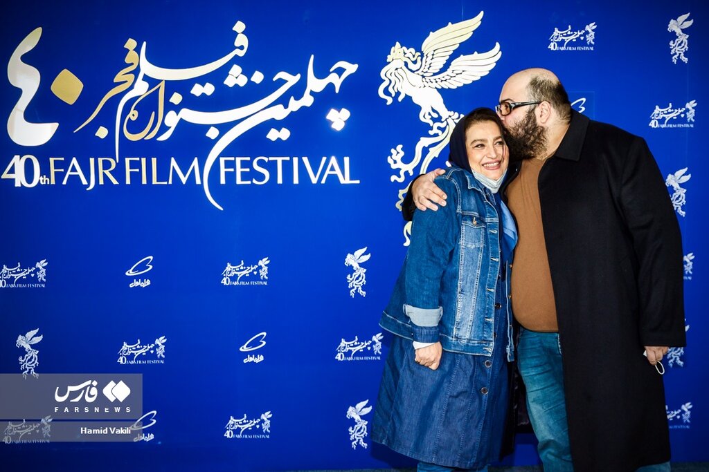 مرتضی علی عباس میرزایی کارگردان فیلم بیرو در کنار مادرش