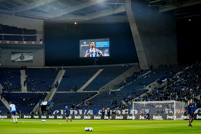 عکس | طارمی با ارز دیجیتال در ورزشگاه پورتو ظاهر شد!