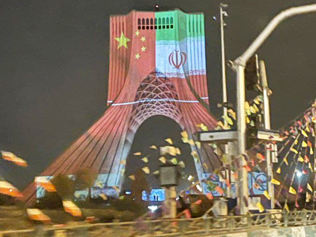 ویدئومپینگ پرچم ایران روی برج آزادی