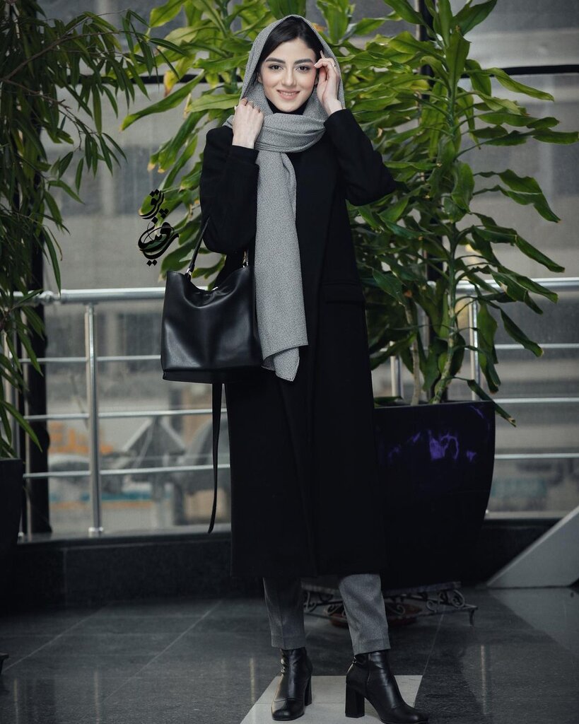 عکس | پوشش همسر جنجالی «آقازاده» در جشنواره فجر | پژمان جمشیدی خودش را به «بیمادر» رساند