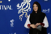 ببینید | دردسرهای خانم بازیگر برای نگه داشتن کیف کلاچ در جشنواره فجر
