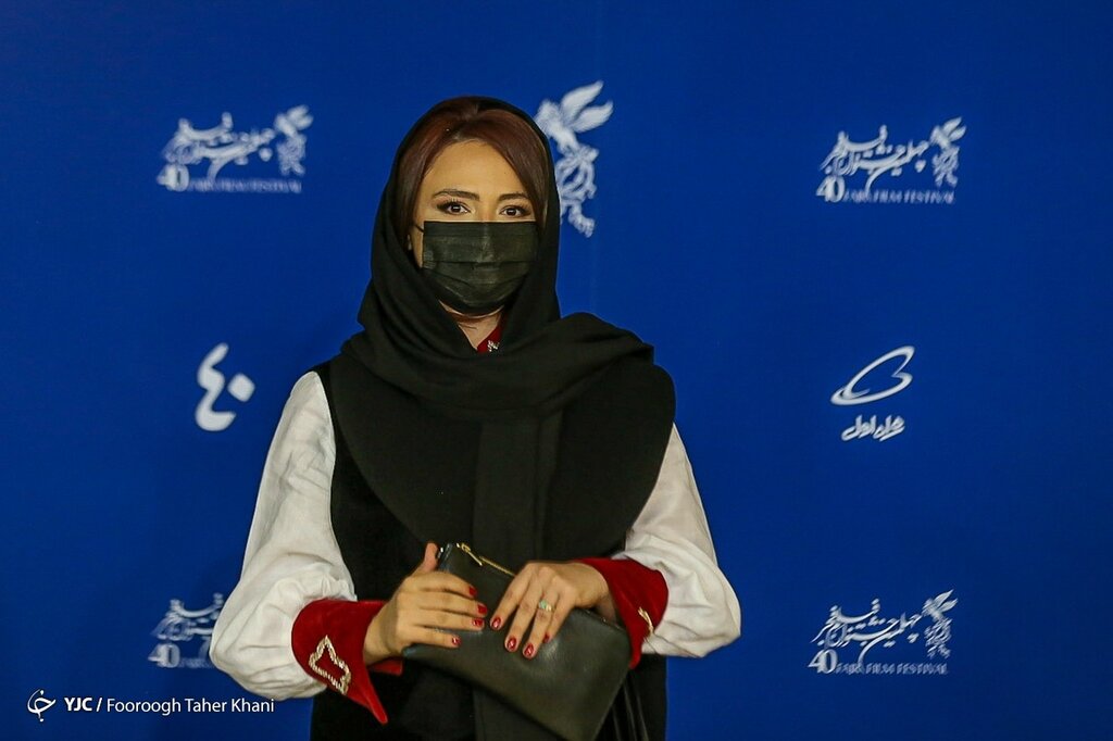 ببینید | دردسرهای خانم بازیگر برای نگه داشتن کیف کلاچ در جشنواره فجر