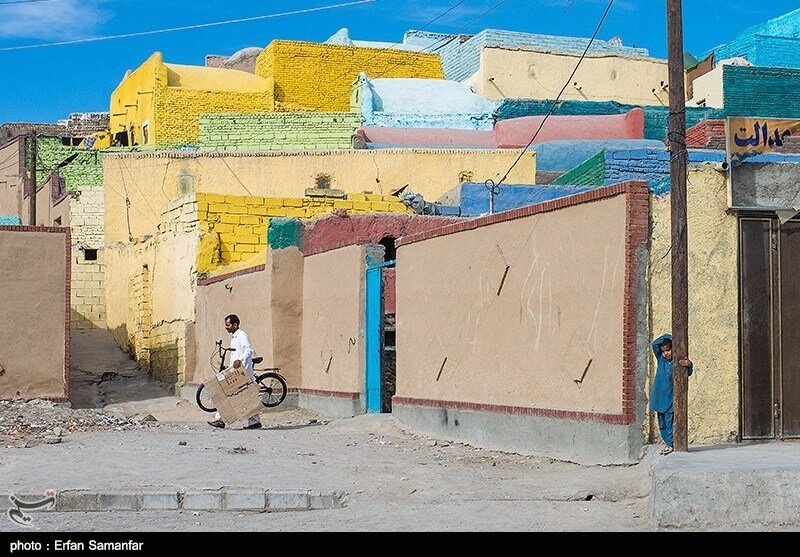اینجا ایران است: رنگیترین محله محروم کشور | تصاویر کوچههای منطقه باباییان زاهدان که خانههایش رنگین کمانی است