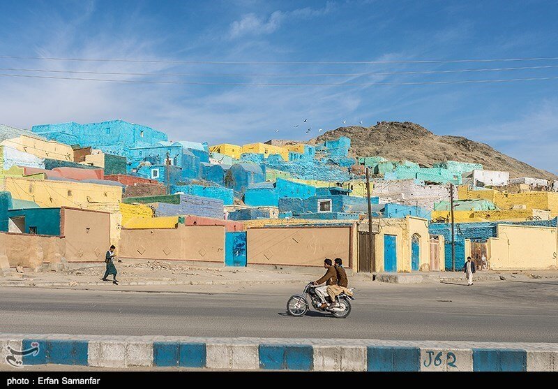 اینجا ایران است: رنگیترین محله محروم کشور | تصاویر کوچههای منطقه باباییان زاهدان که خانههایش رنگین کمانی است