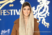 عکس | لباس ساده و شیک پردیس پورعابدینی در جشنواره فیلم فجر ۱۴۰۰