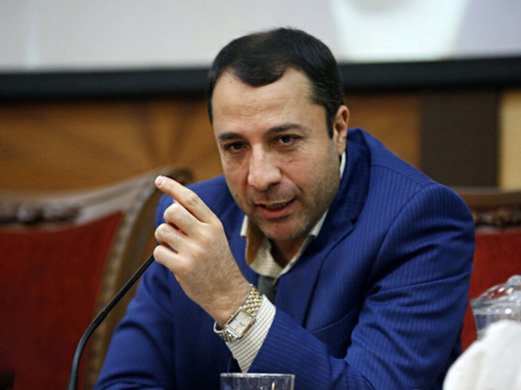 همتی: ارز نیمایی را ۴۲۰۰ تومان نفروختیم ؛ صالح آبادی: همتی فرافکنی می کند