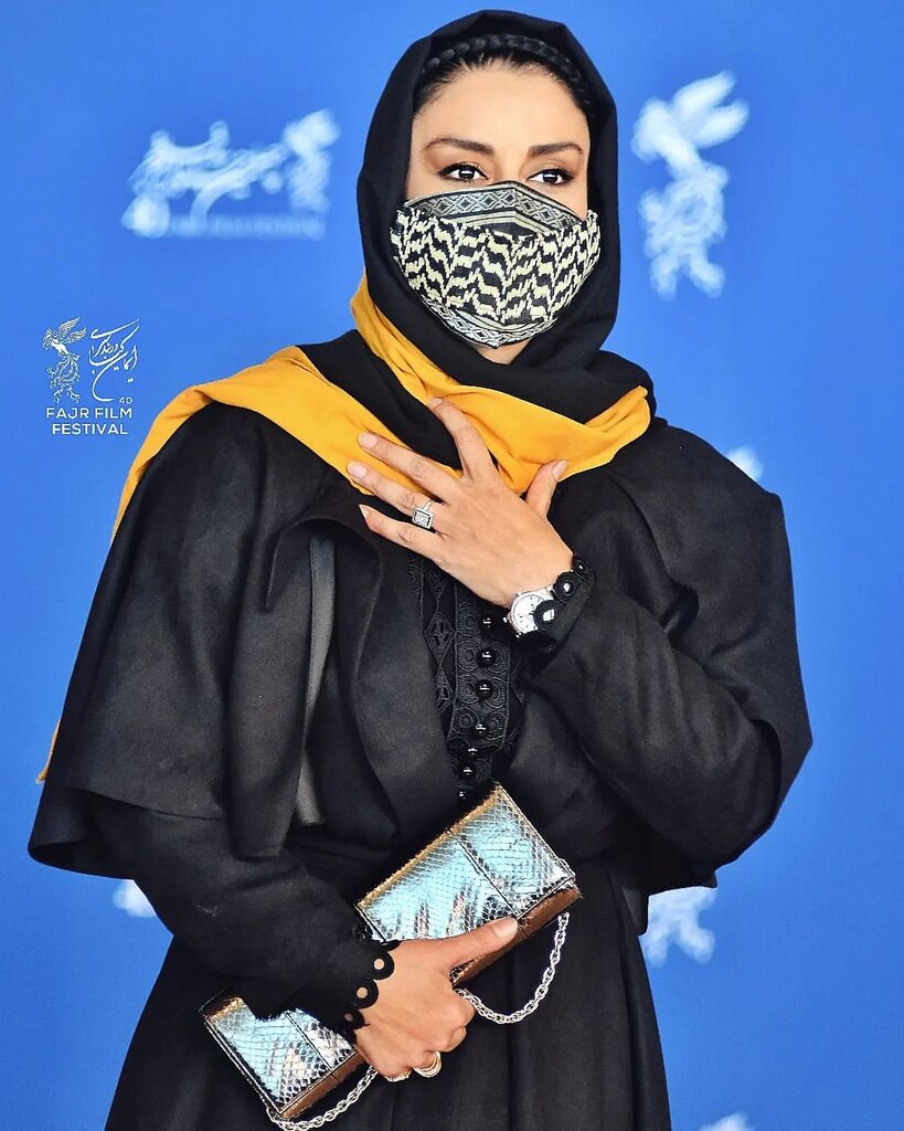 ببینید | لباس و پوشش مریلا زارعی در جشنواره فیلم فجر ۱۴۰۰