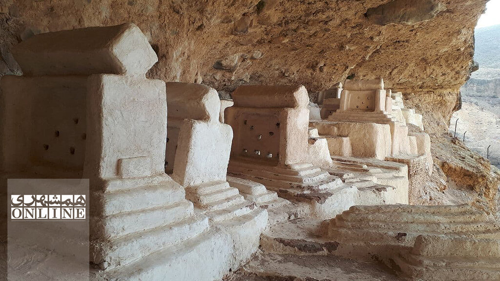 تصاویر | گورستانی عجیب نزدیک آتشفشان نیمه خاموش خاش | مقبرههایی که باران خیسشان نمیکند | هفتاد ملا ؛ قدیمیترین قبرستان سرپوشیده ایران را ببینید