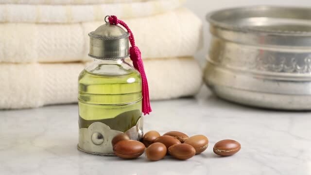 معجزه سفید شدن پوست ؛ ۱۰ روغنی که پوست را سفید و شفاف میکنند | به این ۸ دلیل پوستتان تیره میشود