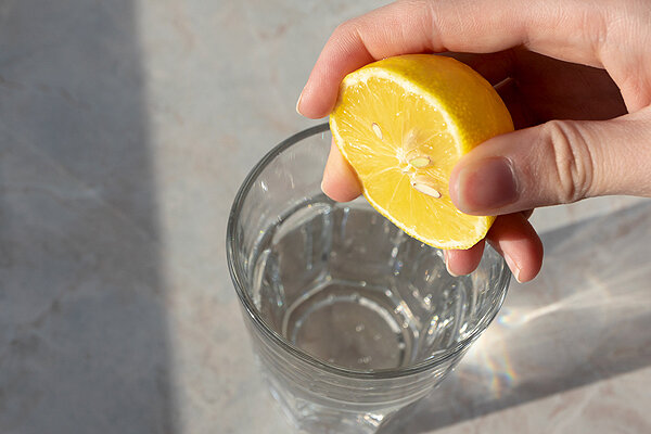 این ترکیب معجزه آسا مدت سرما خوردگی را کمتر می‌کند | برای پایین آوردن تب چه بخوریم ؟ ؛ طـرز تهیه نوشیدنی با آب لیمو برای پایین آوردن تب