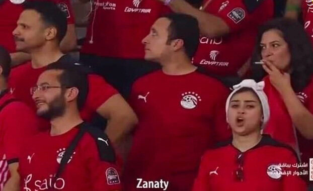 تصاویر جنجالی سیگار کشیدن خانم نماینده روی سکوهای ورزشگاه خبر ساز شد