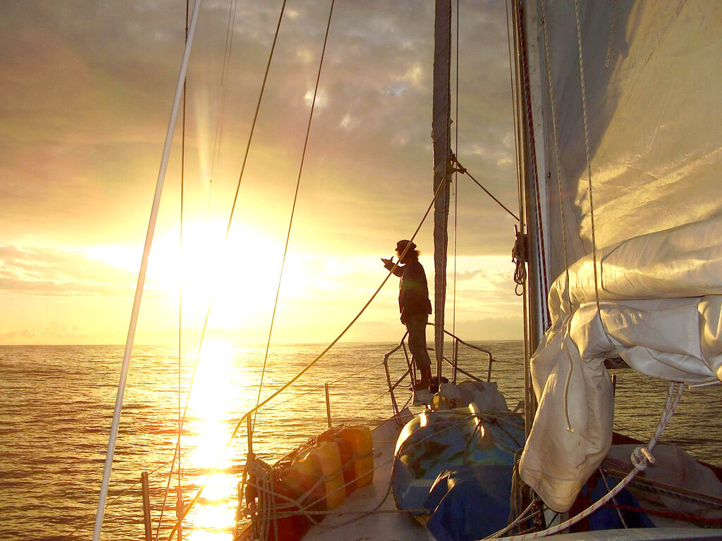 جهانگرد جوان از لحظههای دلهرهآور مواجهه با موجهای 14متری میگوید | از دست دزدان دریایی کارائیب فرار کردم | با قایق 4بار از اقیانوس اطلس گذشتم