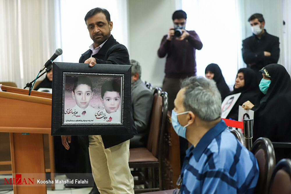 حرکت تاثیرگذار یک پدر مقابل قاتل فرزندانش | لحظه دشوار چشم در چشم یک تروریست در دادگاه شارمهد