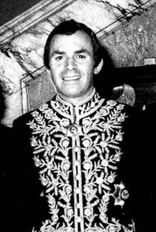 خودمان را مقابل غرب پست و حقیر میدانیم