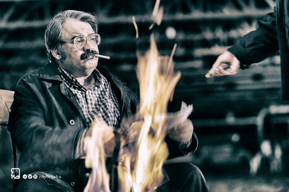 نادر سلیمانی میگوید متاسفانه این داغ روی من ثبت شده است و هرکاری بکنم، میگویند همان تیپ ثابت را بازی میکنی. او میافزاید جواد عزتی، بازیگر تئاتر بود و در «قهوه تلخ» بازی کرد، بعد از آن وارد نقش جدی شد، چون تهیهکنندهها و کارگردانها این جرئت و جسارت را به خودشان دادند که نقشهای جدی به او پیشنهاد بدهند.