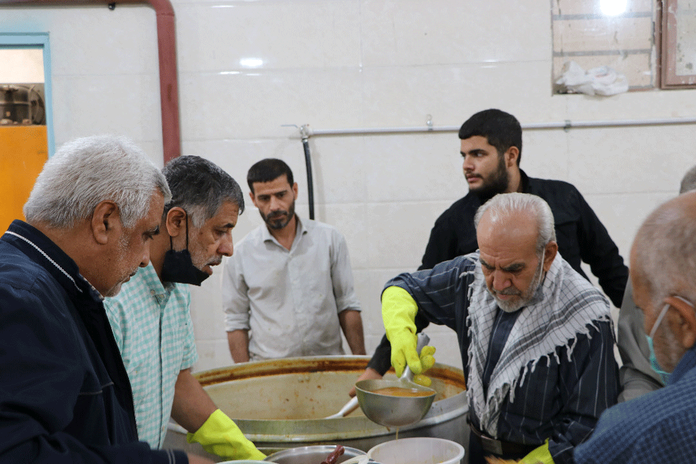 از گود زورخانه تا دل کورهپزخانه | نیازمندان سر سفره بیریای پهلوانان | مراسم «آبگوشتپزان» در یافتآباد ۱۵ سال قدمت دارد