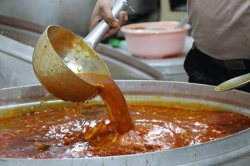 از گود زورخانه تا دل کورهپزخانه | نیازمندان سر سفره بیریای پهلوانان | مراسم «آبگوشتپزان» در یافتآباد ۱۵ سال قدمت دارد