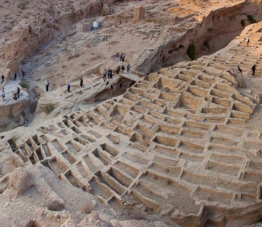 عکس | اینجا روی مردههای خود خاک نمیریختند | اولین خانه سالمندان ایران در کنگان را ببینید