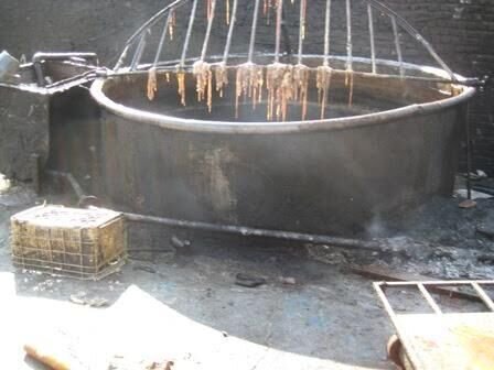 کیمیاگری متعفن | روزانه ۶۰۰ تن آشغال گوشت از تهران به ۵۰ کارگاه چربی گیری ری می رسد